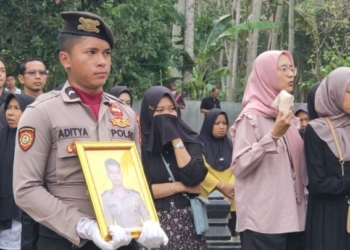 Prosesi pemakaman Bripda Rio Risna Saputra, Ajudan Kapolres Boyolali yang meninggal dunia dalam kecelakaan di tol Batang.