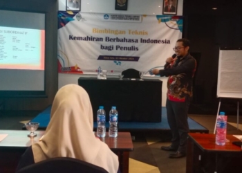 Pemateri bimtek kemahiran berbahasa Indonesia, Gusptadana, menjelaskan tentang struktur kalimat kepada para jurnalis di Hotel Arte, Rabu, 23 Oktober 2024. (Lampost.co/Delima)