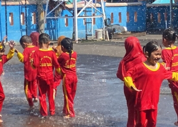 Foto: Anak-anak TK yang tengah bermain air ditemani oleh petugas di halaman Damkartan Bandar Lampung, Selasa, 1 Oktober 2024.
