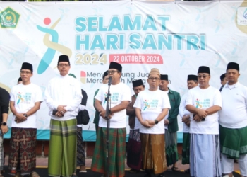 Jalan Sehat Sarungan dalam rangka peringatan Hari Santri 2024 yang berlangsung di Komplek Kantor Gubernur Lampung, Minggu (22/10).
