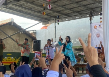 Foto: Pasangan calon (paslon) Wali Kota Bandar Lampung dan Wakil Wali Kota Bandar Lampung nomor urut 02, Eva Dwiana dan Dedy Amarullah saat kampanye di Kecamatan Kedamaian, Kamis, 24 Oktober 2024.