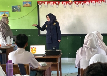 Foto: Kepala Kanwil Beacukai Sumbagsar, Estty Purwadiani Hidayatie memaparkan materi soal literasi keuangan dan APBN kepada siswa-siswi di SMPN 4 Bandar Lampung, Senin, 7 Oktober 2024.