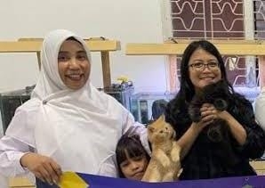 Foto : Kepala UPTD Balai Pelayanan Kesehatan Hewan Provinsi Lampung, Christin Septriansyah (kiri) saat lakukan penyuntikan rabies pada kucing.