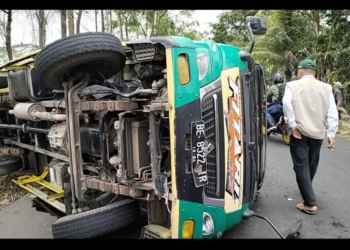 lakalantas truk bermuatan buah