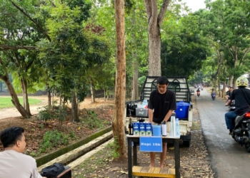 Jajakan Minuman Segar Pinggir Jalan, Bukan Cuan Asalan