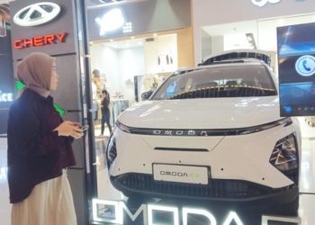 Pengunjung sedang melihat unit Chery Omoda E5 yang terpajang di Lampung City Mal lantai 1. Lampost.co