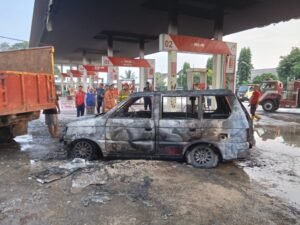 Mobil Modifikasi Meledak Diduga Ngecor di SPBU Bukit Kemuning