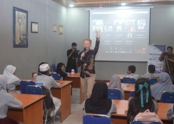 Penyelengaraan pelatihan lanjutan ini dilaksanakan secara hibrid. Sebanyak 14 peserta dari tujuh tim hadir langsung di Kantor Lampung Post.