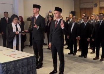 pengambilan sumpah Mees dan Eliano