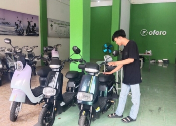 Foto : Pegawai tengah membersihkan kendaraan listrik yang dijual di dealer