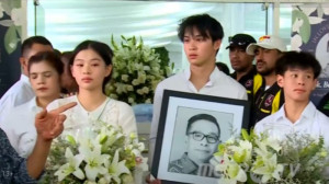 Jenazah Benny Laos oleh pihak keluarga makamkan di San Diego Hills Karawang, Jawa Barat, Selasa, 15 Oktober 2024, sore, seusai ibadah penutupan peti. Dok/Metrotvnews