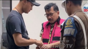 Zarof Ricar saat diamankan petugas. Dok/Metrotvnews