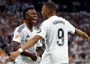 Pesepak bola Real Madrid, Vinicius Junior, merayakan golnya ke gawang Espanyol bersama, Kylian Mbappe, dalam laga Liga Spanyol di Santiago Bernabeu, Madrid, Spanyol, Sabtu (21/9/2024). Madrid menang dengan skor 4-1. Foto: ANTARA FOTO/REUTERS/Juan Medina/foc.