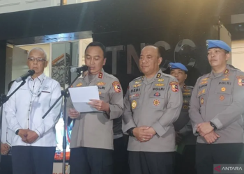 Kadiv Humas Polri Irjen Pol. Sandi Nugroho (kedua dari kiri) berbicara dengan awak media dengan didampingi oleh Sekretaris Komisi Kepolisian Nasional (Kompolnas) RI Irjen Polisi (Purn) Arief Wicaksono Sudiutomo, Irwasum Polri Irjen Pol. Dedi Prasetyo, dan Kadiv Propam Polri Irjen Pol. Abdul Karim di Gedung TNCC Mabes Polri, Jakarta, Selasa (26/11/2024). (ANTARA/Nadia Putri Rahmani)