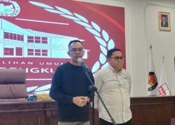 Ketua KPU Provinsi Bengkulu menjelaskan situasi tahapan pilkada pasca-OTT KPK di Provinsi Bengkulu, di Bengkulu, Minggu. (24/11/2024) (ANTARA/Boyke Ledy Watra)