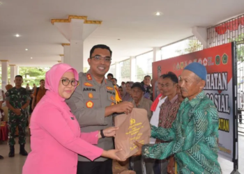 Kepala Polres Labuhanbatu Selatan AKBP Arfin Fachreza didampingi Ketua Bhayangkari Cabang Resort Labuhanbatu Selatan Ny Ussi Arfin menyerahkan bansos kepada masyarakat, Sabtu (2/11/2024). Antara