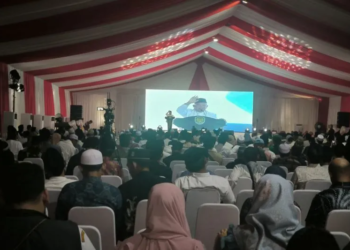 Wakil Presiden ke-13 Ma’ruf Amin sebagai penceramah dalam peluncuran buku infografis “Kyaiku Pahlawanku” disusun oleh cendekiawan muslim Profesor Mufti Ali di Keraton Surosowan di Serang, Rabu (6/11/2024). (ANTARA/Devi Nindy)