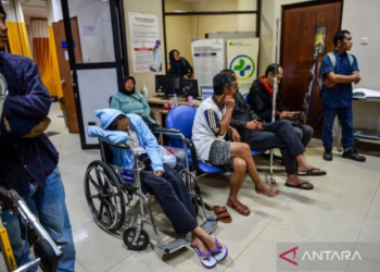 Korban luka-luka menunggu penanganan petugas di Rumah Sakit Umum Radjak, Sadang, Kabupaten Purwakarta, Jawa Barat, Senin (11/11/2024). Sebanyak 23 orang luka ringan dan empat orang luka berat akibat kecelakaan beruntun KM 92 Tol Cipularang dilarikan ke beberapa rumah sakit seperti RSU Radjak dan RS Siloam. Dok/Antara