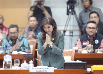 Menteri Komunikasi dan Digital (Menkomdigi) Meutya Hafid menyapa para anggota setibanya di ruang rapat Komisi I, Nusantara II, Kompleks Parlemen Senayan(MI/Susanto)