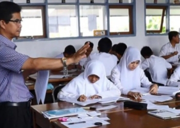 Ilustrasi - Seorang guru sedang mengajar siswa di kelas. (Antara)