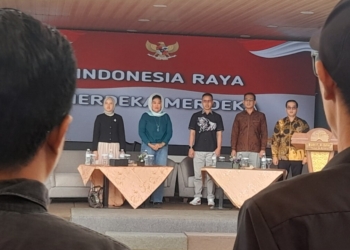 Badan Pengawas Pemilihan Umum (Bawaslu) Kota Bandar Lampung saat pengawasan media massa pada pemilihan walikota dan wakil walikota tahun 2024 di Skaye Lampung, Minggu, 17 November 2024. (Foto: Lampost.co/Triyadi Isworo)