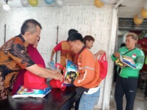 Berbagi Sembako ke Pengemudi Ojol Semaraki HUT ke-54 Sate Padang Sidi