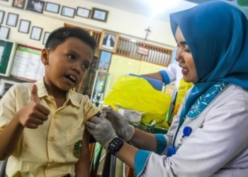 Petugas kesehatan menyuntikkan vaksin kepada siswa penyandang tuna grahita di SKH Sang Timur, Kota Tangerang, Banten, Rabu (20/11/2024). Dinas Kesehatan Kota Tangerang melaksanakan Bulan Imunisasi Anak Sekolah (BIAS) dengan pemberian imunisasi difteri dan tetanus yang ditargetkan menyasar sebanyak 62.821 siswa guna meningkatkan daya tahan tubuh siswa. Dok/Antara