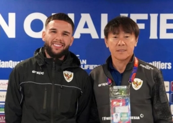 Pelatih timnas Indonesia Shin Tae-yong (kanan) dan pemainnya Calvin Verdonk (kiri) berpose pada jumpa pers pra laga melawan Bahrain, Rabu, 9 Oktober 2024.