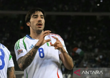 Gelandang Italia #08 Sandro Tonali