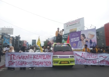 Aliansi Mahasiswa Lampung menggelar aksi damai di Tugu Adipura, Bandar Lampung, Senin, 4 November 2024. Foto: Lampost.co/Andi Apriadi