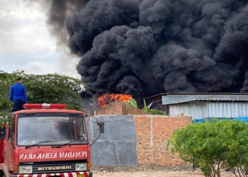 Kebakaran besar terjadi yang bertempat di Kelurahan Keteguhan, Kecamatan Teluk Betung Timur, Kota Bandar Lampung, Senin, 4 November 2024. (Foto: Lampost.co/Andre Prasetyo Nugroho)