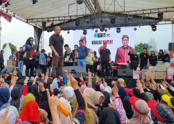 Mantan Bupati Tulang Bawang Barat (Tubaba) Umar Ahmad saat senam bareng masyarakat Tubaba bersama Arjuna dan Nona di lapangan Pulung Kencana, Selasa, 12 November 2024. Dok