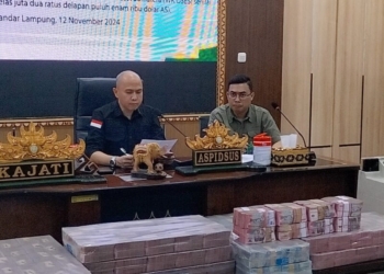Aspidsus Kejati Lampung Armen Wijaya saat memimpin konferensi pers di Lobi Kantor Kejati Lampung. (Foto: Lampost.co/Umar Robbani)