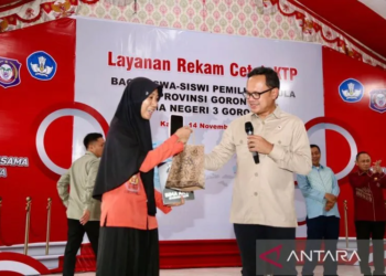 Wakil Menteri Dalam Negeri (Wamendagri) Bima Arya Sugiarto pada kegiatan Layanan Rekam Cetak Kartu Tanda Penduduk (KTP) di Sekolah Menengah Atas (SMA) Negeri 3 Gorontalo, Kamis (14/11/2024). (ANTARA/HO-Puspen Kementerian Dalam Negeri)