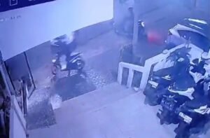 Pelaku Curanmor Gagal Bawa Motor Karena Tertabrak Mobil