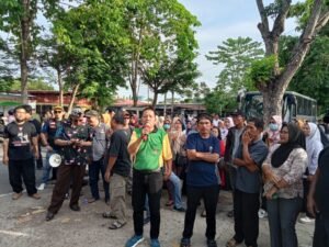Massa Tuntut KPU Metro Cabut Pembatalan Wahdi – Qomaru