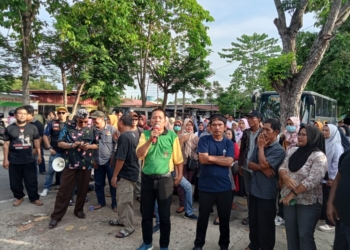 Ketua Tim Sedulur Waru, Juniansah saat menyampaikan aspirasi di depan gerbang KPU Kota Metro. (Foto: Lampost.co/Bambang Pamungkas)