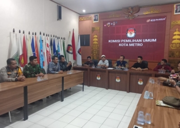 Ketua KPU Kota Metro, Erzal Syahreza Aswir saat memimpin konferensi pers yang berlangsung di Sekretariat KPU setempat, Sabtu, 23 November 2024 dini hari. (Foto: Lampost.co/Bambang Pamungkas)