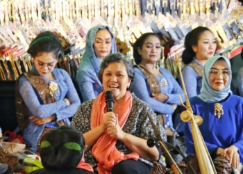 Wakil Ketua MPR RI, Lestari Moerdijat pada Sosialisasi Empat Pilar MPR RI (Pancasila, UUD 1945, NKRI dan Bhineka Tunggal Ika) dalam pagelaran wayang kulit dengan lakon Wahyu Cakraningrat yang dibawakan oleh dalang kondang Ki Warseno Slenk di Bangsal Sasono Sumiwo, Keraton Surokarto Hadiningrat, Surakarta, Jawa Tengah, Sabtu, 23 November 2024 malam. Dok