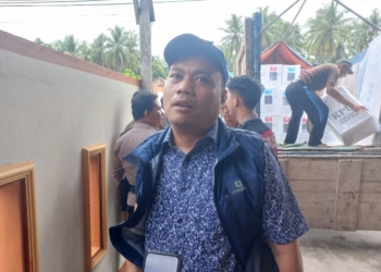 Ketua Bawaslu Pesisir Barat Abd Kodrat saat diwawancarai awak media usai launching distribusi logistik pilkada serentak 2024.