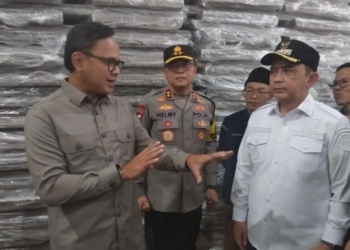 Kapolda Lampung Irjen Helmy Santika saat mendampingi Wamendagri Bima Arya meninjau Gudang Logistik Pilkada KPU Bandar Lampung, Sabtu, 23 November 2024. (Foto: Lampost.co/Andi Apriadi)