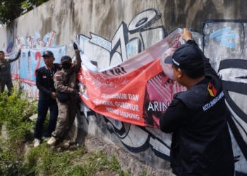 Bawaslu melakukan patroli Pengawasan masa tenang. Jajarannya membersihkan alat peraga kampanye dan alat peraga sosialisasi calon. (Foto: Lampost.co/Andi Apriyadi)