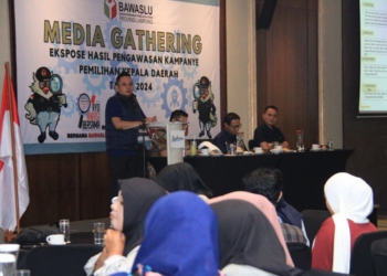 Ketua Bawaslu Lampung, Iskardo P Panggar menyampaikan arahan saat ekspose hasil pengawasan pilkada serentak 2024 di Hotel Radisson, Minggu, 24 November 2024. Dok Bawaslu