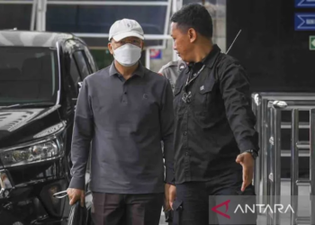 Gubernur Bengkulu Rohidin Mersyah (kiri) berjalan menuju ruangan untuk menjalani pemeriksaan di Gedung Merah Putih, KPK, Jakarta, Minggu (24/11/2024). KPK memeriksa Rohidin Mersyah terkait operasi tangkap tangan (OTT) terhadap tujuh orang pejabat di Bengkulu pada Sabtu (23/11) malam. ANTARA FOTO/Muhammad Ramdan/tom/pri.