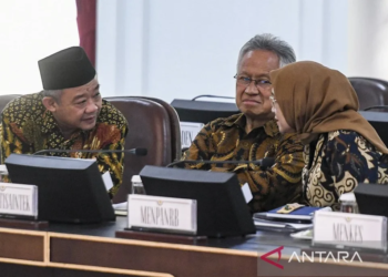 Penempatan Guru PPPK. Arsip foto - Menteri Pendidikan Dasar dan Menengah (Mendikdasmen) Abdul Mu'ti (kiri) berbincang bersama Menteri Pendidikan Tinggi, Sains, dan Teknologi (Mendikti Saintek) Satryo Soemantri Brodjonegoro (tengah) dan Menpan RB Rini Widyantini (kanan) sebelum mengikuti sidang kabinet paripurna di Kantor Presiden, Jakarta, Rabu (23/10/2024). Dok/Antara