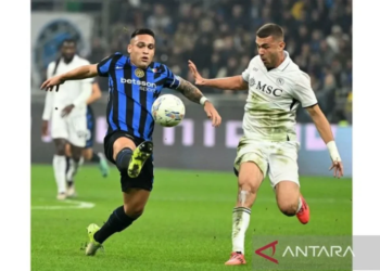 Pesepak bola Inter Milan Lautaro Martinez (kiri) berebut bola