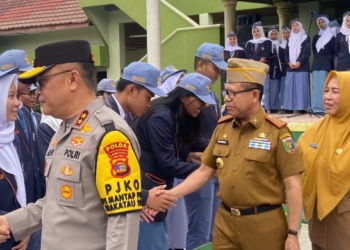 Kapolda Pimpin Upacara di SMAN 5