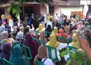 Emak-emak warga Pekon Negeri Agung, Kecamatan Talangpadang antusias terima kunjungan Siti Mahmudah, istri Calon Bupati Tanggamus nomor urut dua Saleh Asnawi, Rabu, 13 November 2024.