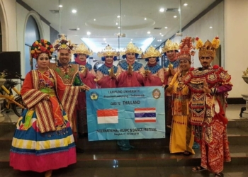 Erizal Barnawi bersama tim seni budaya asal Lampung saat di closing ceremony Festival Music and Dance Petchaburi, Thailand, pada 2018. Instagram Erizal Barnawi