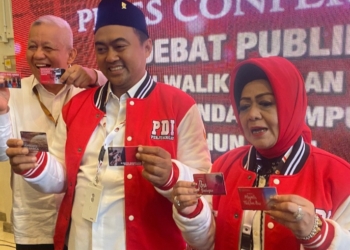 Pasangan Calon Walikota dan Wakil Walikota Bandar Lampung nomor urut 1, Reihana-Aryodhia usai debat publik menunjukan kartu sakti. (Foto: Lampost.co/Andre Prasetyo Nugroho)